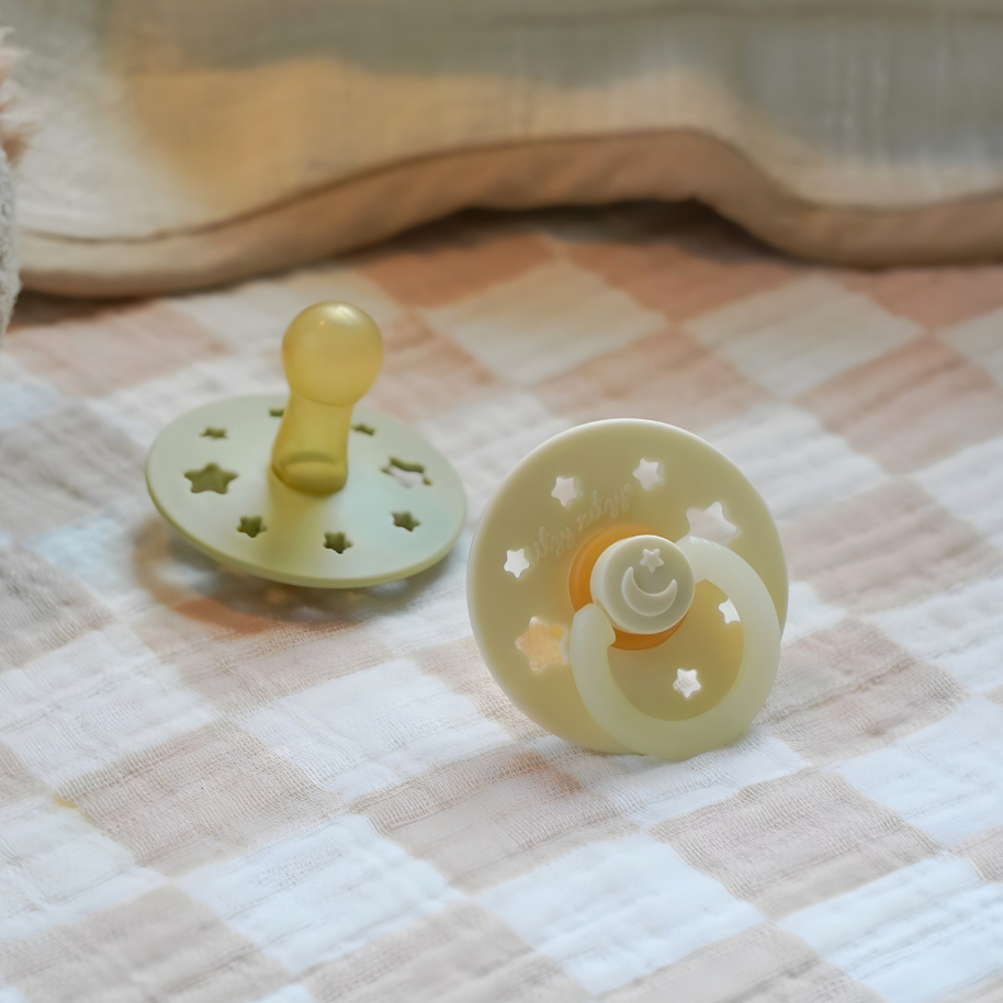 Itzy Soother™ Glow in the Dark Natural Rubber Pacifier - 6-18M