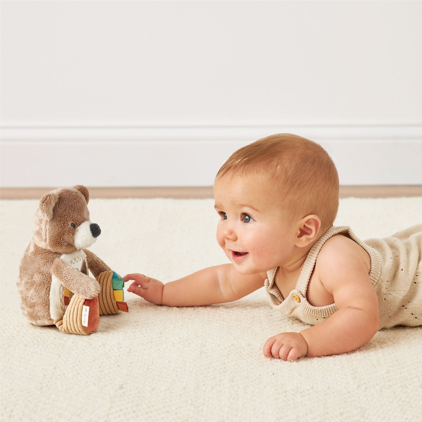 https://cdn.shopify.com/s/files/1/1405/7294/files/306601853_Itzy_Ritzy_Toy_Itzy_Bitzy_Mirror_Bear-09.jpg?v=1750077829