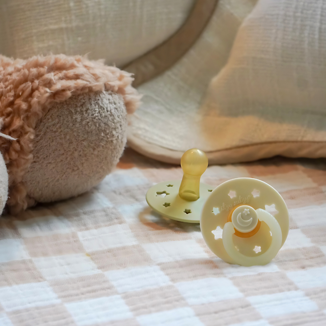 Itzy Soother™ Glow in the Dark Natural Rubber Pacifier - 6-18M