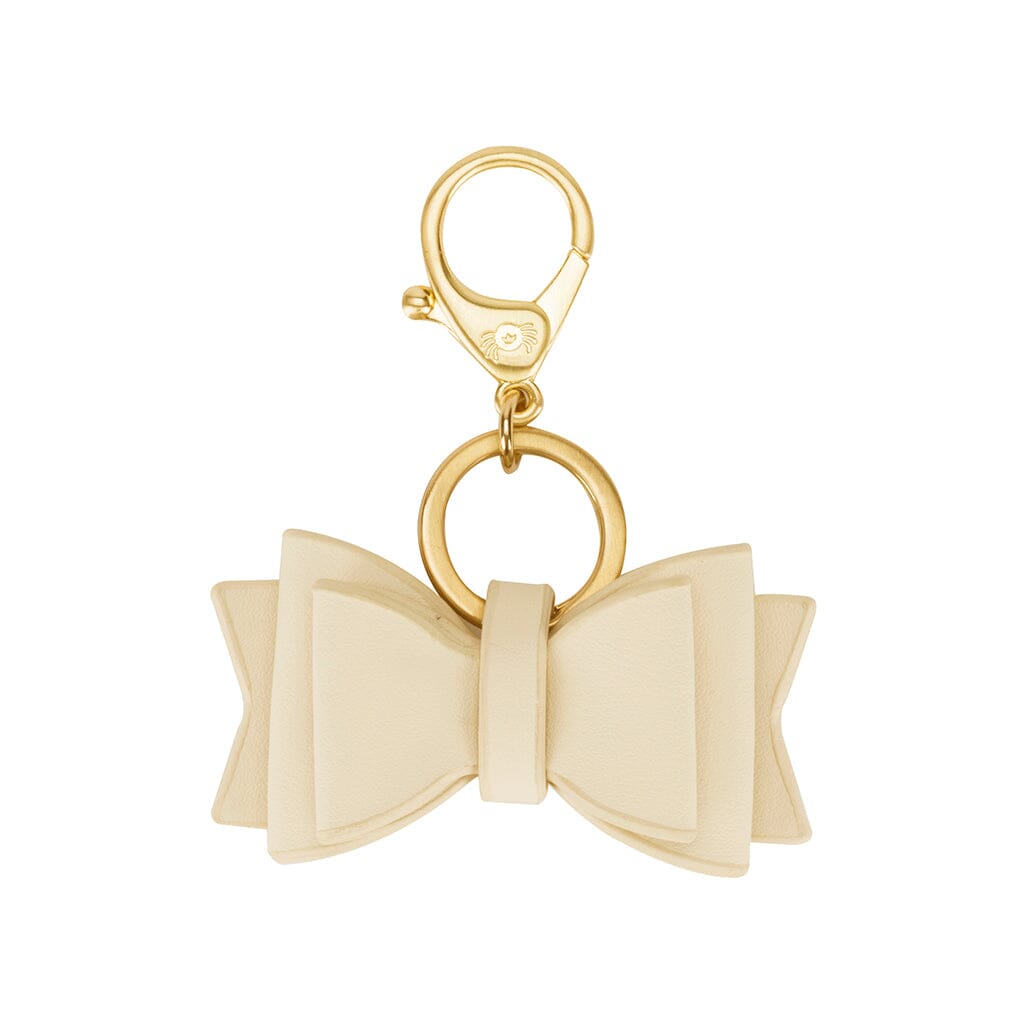 Itzy Ritzy Boss Bow; Bow Charm mit Verschluss kann an einer Wickeltasche,  Geldbörse, Schlüsselanhänger oder Geldbörse befestigt werden; Cognac :  : Baby